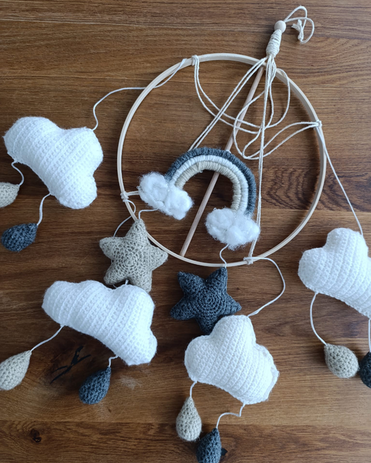 Mobile mit Regenbogen und Wölkchen