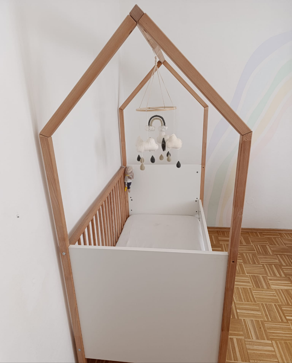 Mobile mit Regenbogen und Wölkchen