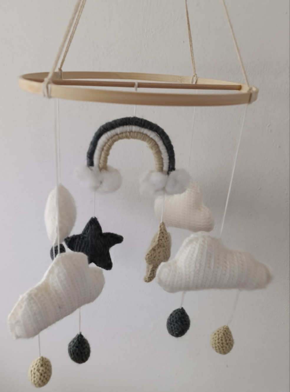 Mobile mit Regenbogen und Wölkchen