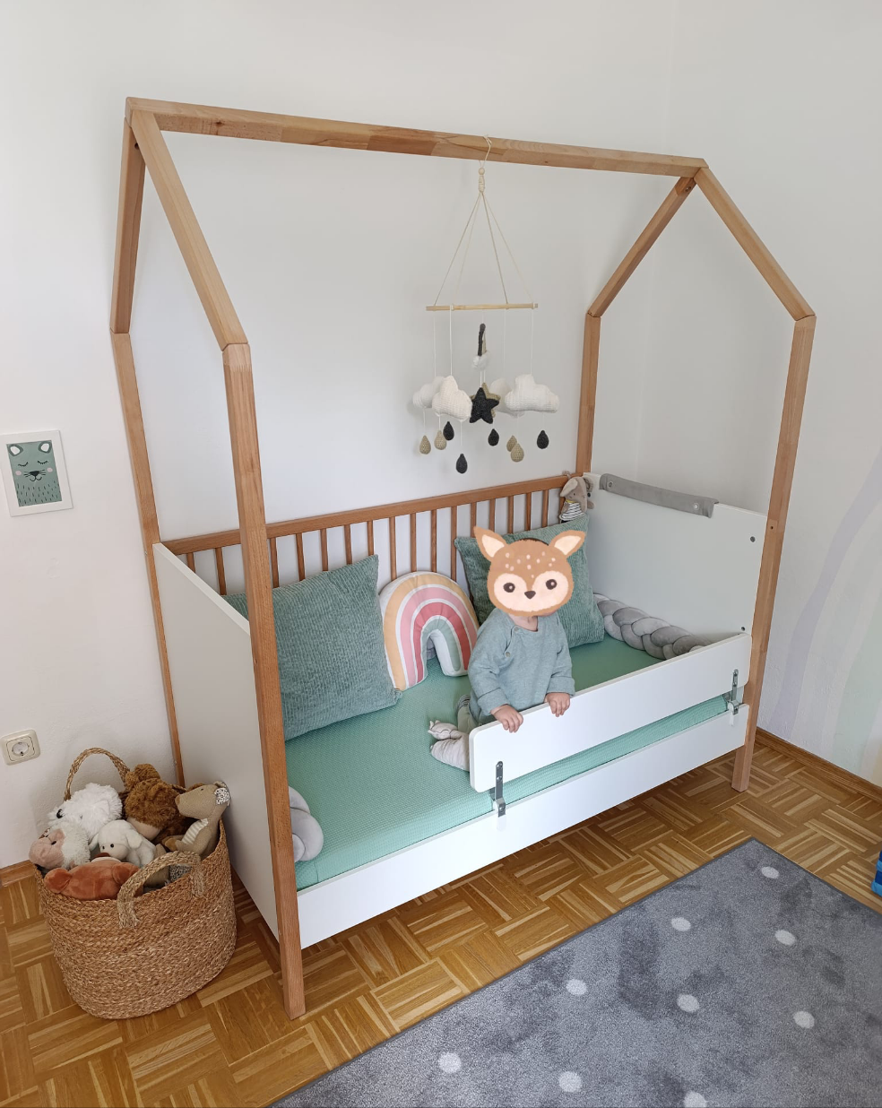 Mobile mit Regenbogen und Wölkchen